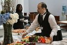 Caterer richtet Obstplatte bei Veranstaltung an KOSTENLOSES Stock-Photo-Bild, früchte, gemüse, platten