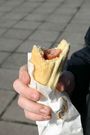 Hand, die einen Hot Dog hält KOSTENLOSES Stock-Photo-Bild, hot dog,  frankfurter,  essen