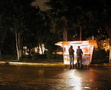 Figuren neben einem Hot-Dog-Wagen bei Nacht KOSTENLOSES Stock-Photo-Bild, nacht,  menschen,  hot dog