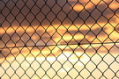 Silhouettiertes diamantmusterzaun bei sunset KOSTENLOSES Stock-Photo-Bild, sonnenuntergang,  zaun,  grenze
