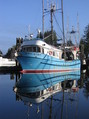Blaue Fischerboot 'Ocean Sunset' im Hafen KOSTENLOSES Stock-Photo-Bild, fischboot, ocean sunset, reflexion