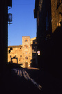 Narrow cobblestone street in San Gimignano at sunset KOSTENLOSES Stock-Photo-Bild, san, gimignano, italien