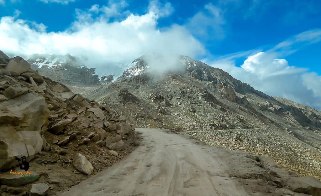 Road to Khardung la pass Ladakh